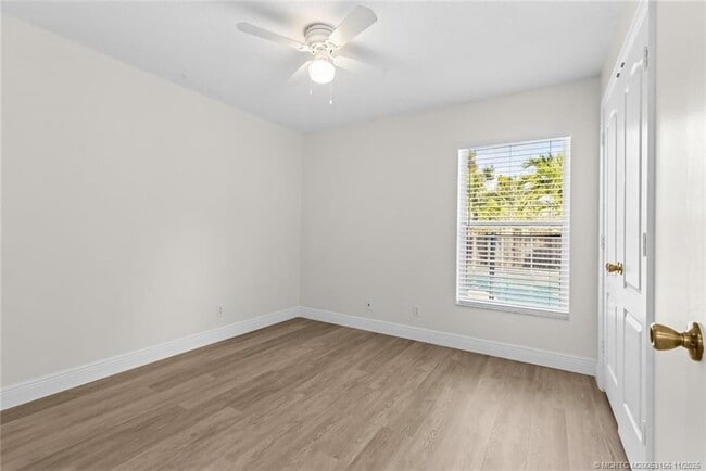 Building Photo - 920 NW Waterlily Pl