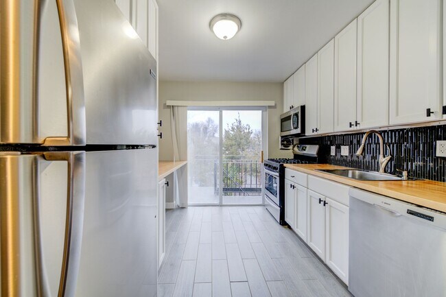 Building Photo - Heartwoods Manor