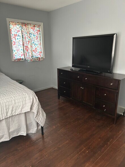 Dressers, TV w/ internet and fire stick, Netflix, HBO MAX - 31365 Pagels Dr