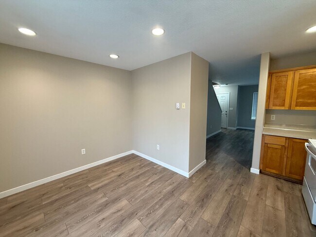 Building Photo - FREE RENT through FEBRUARY - SEE LISTING for DETAILS!  Newly Updated Two Bedroom Townhome Availab...