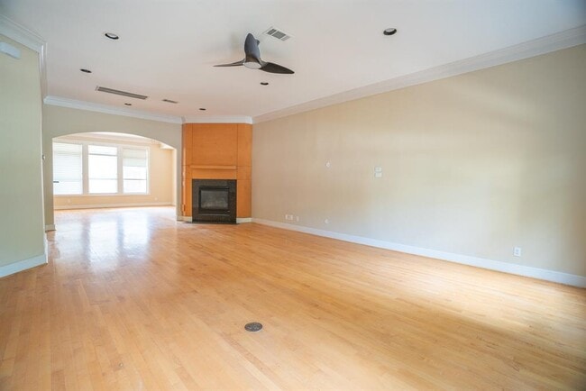 Building Photo - 5512 Val Verde St