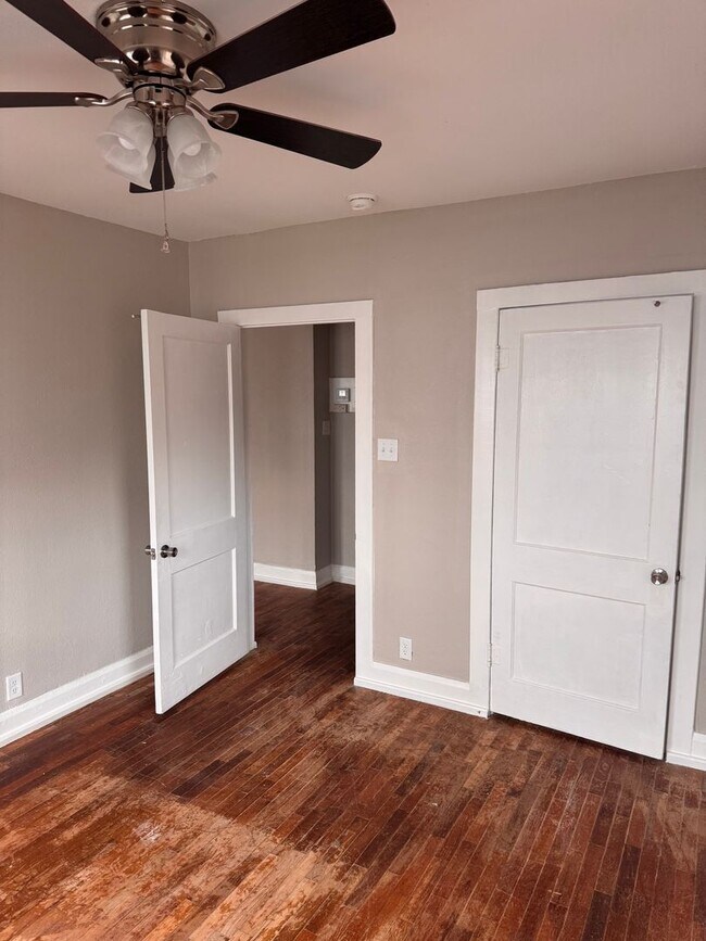 Building Photo - Call Heather about the move in special on this 2 bedroom house.