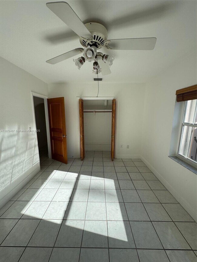 Building Photo - 632 SW 33rd Ave