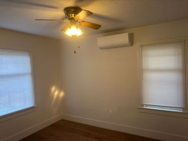 Building Photo - 2 Bedroom 1 Bath single family home