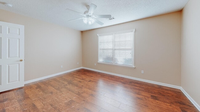 Building Photo - 101 Queens Ct