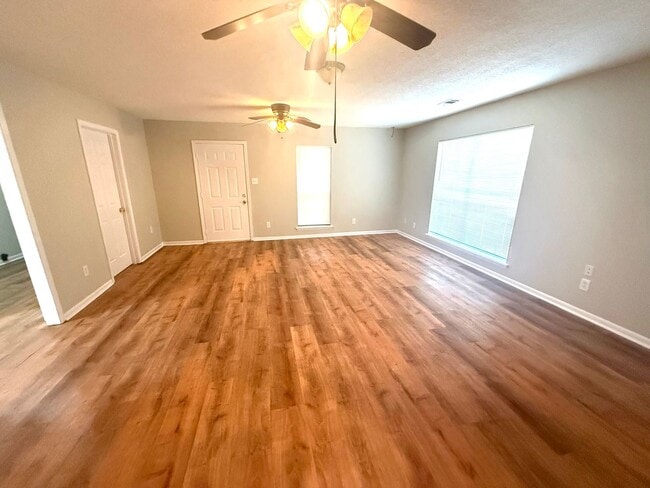Building Photo - **3 Bed 2 Bath located off Wares Ferry Road** Call our self showing number to schedule a tour 334...