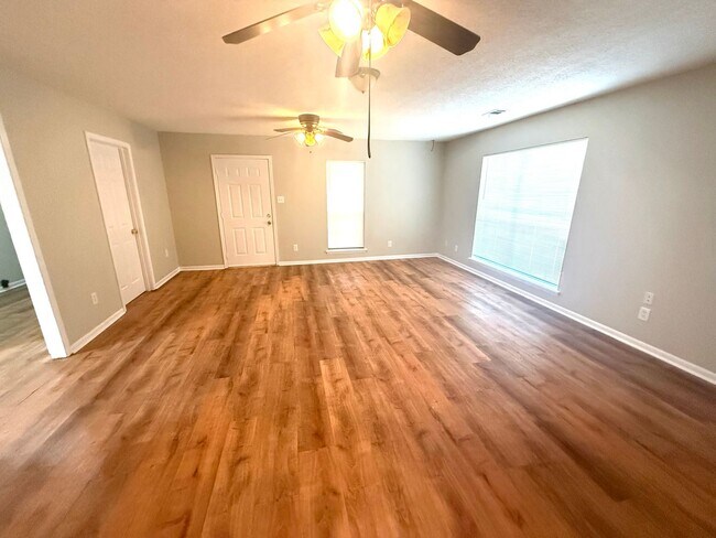 Building Photo - 6319 Pinebrook Dr