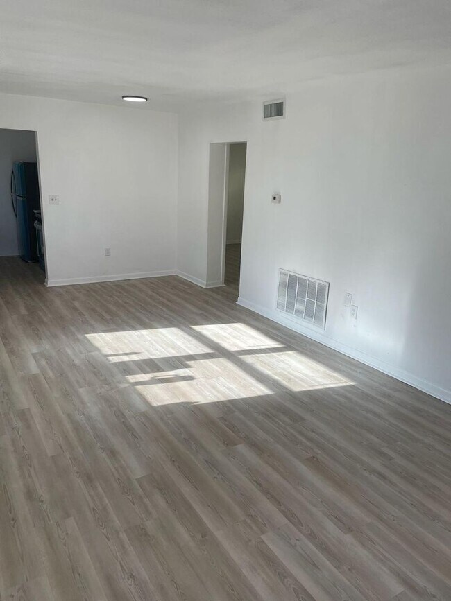 Building Photo - 1424 Spring Ln