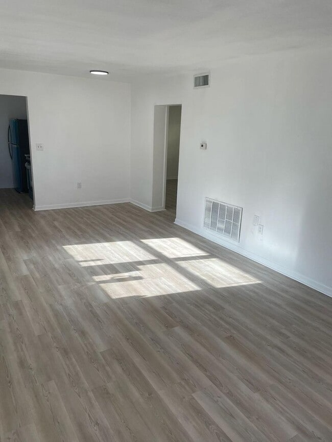 Building Photo - Beautiful, Remodeled 2/2 in Clearwater!! ASK ABOUT OUR MOVE IN SPECIALS!!