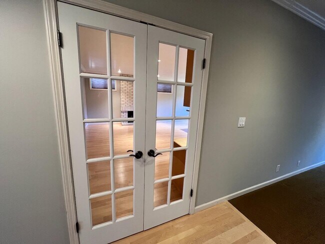 Building Photo - 1595 Calle De Stuarda