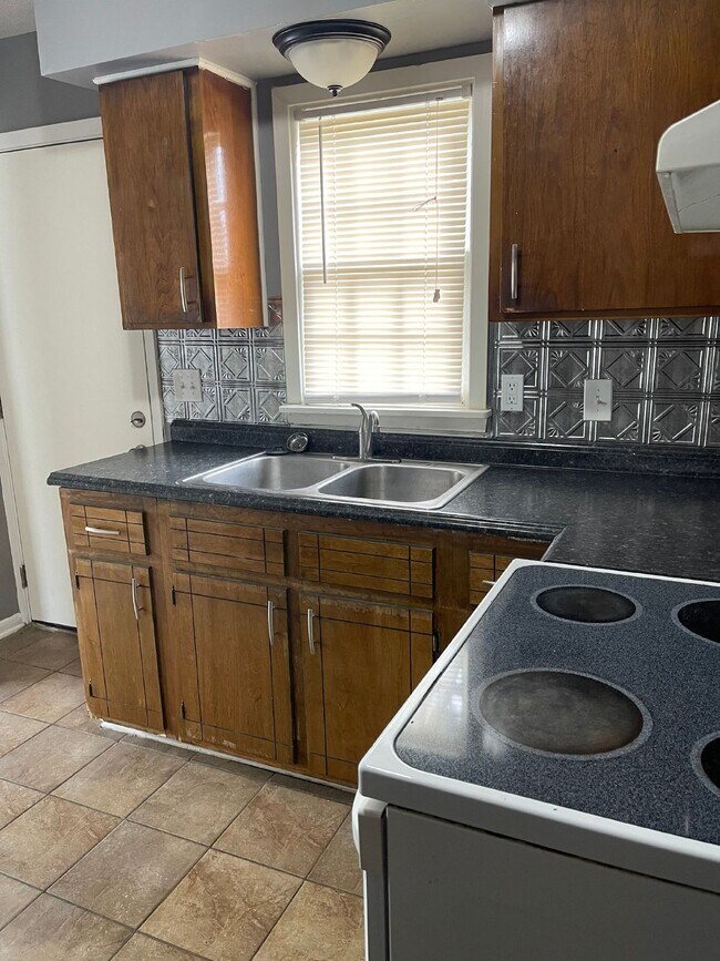 Building Photo - "Charming 2 Bed, 1.5 Bath Apartment in Jon...