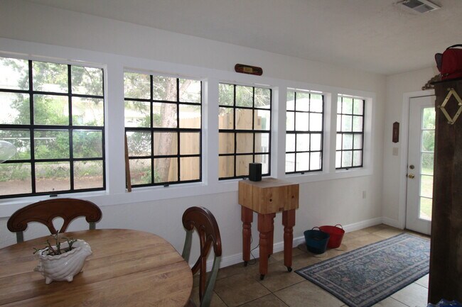 Building Photo - 1139 N Bayshore Dr