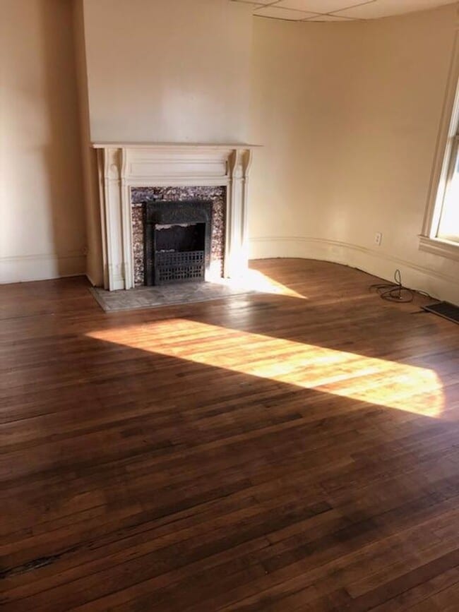 Building Photo - 3 bedrooms 2 full baths