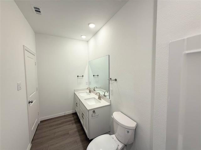 Building Photo - 713 Roanoke Dr