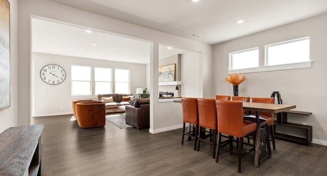 Building Photo - Modern 5 Bed Home