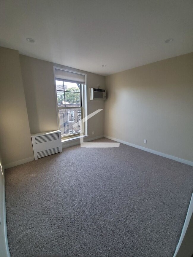 Building Photo - 2BR 1Bth unit. Heat/Hot Water included. Great location!