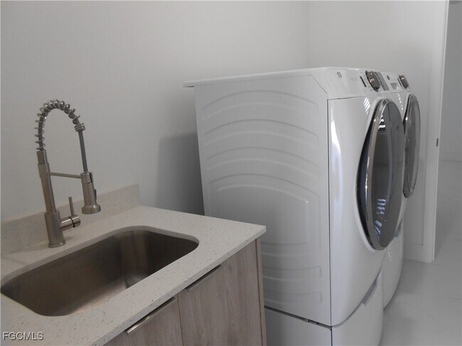 Building Photo - 6033 Kumquat Cir