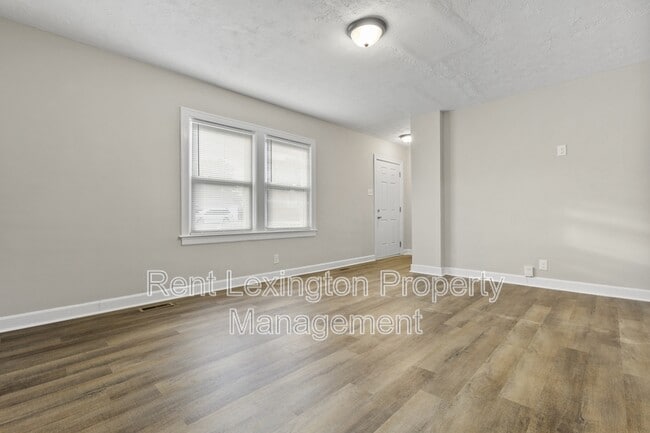 Building Photo - 864 Meadow Ln