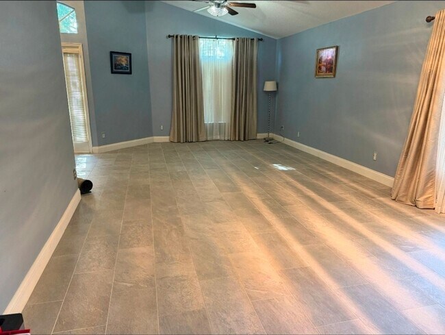 Building Photo - 4 BED / 2 BATH / 2 CAR GARAGE - ORLANDO (H...