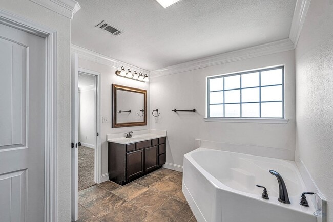 Building Photo - 410 E 97th St