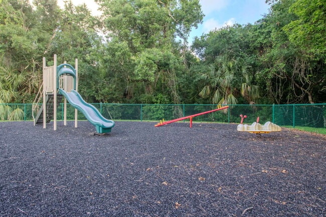 Building Photo - Beautiful 2 spacious bedrooms and 2 full bathrooms, including a primary suite with a walk-in clos...
