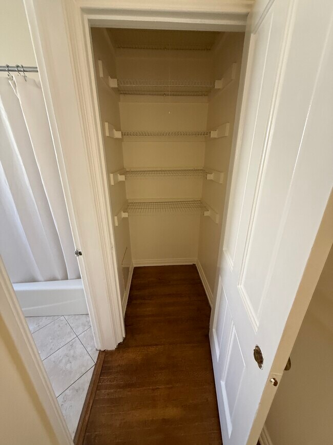 Building Photo - 5906 San Vicente Blvd