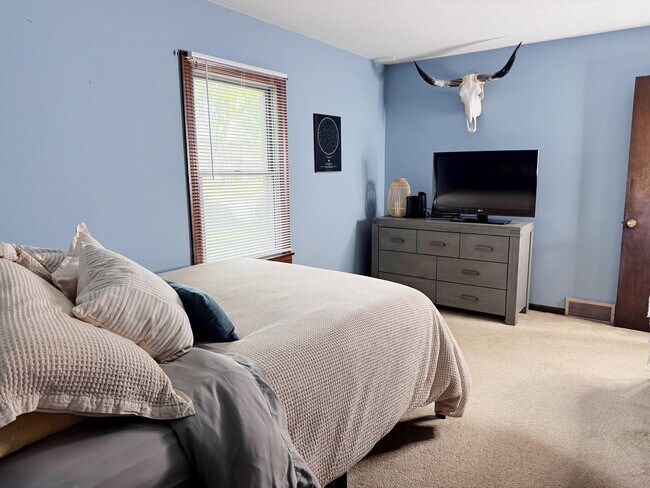 Building Photo - 4554 Sandringham Dr