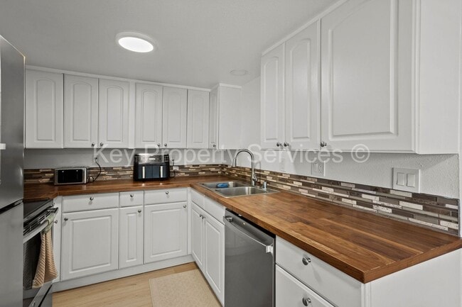 Building Photo - Updated Lakeshore Area Condo