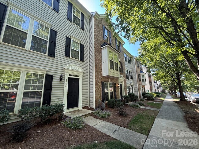Building Photo - 9766 Blossom Hill Dr