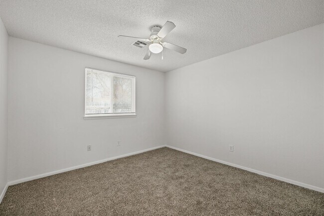 Building Photo - Charming townhome centrally located with great access to the Greenbelt and BSU!