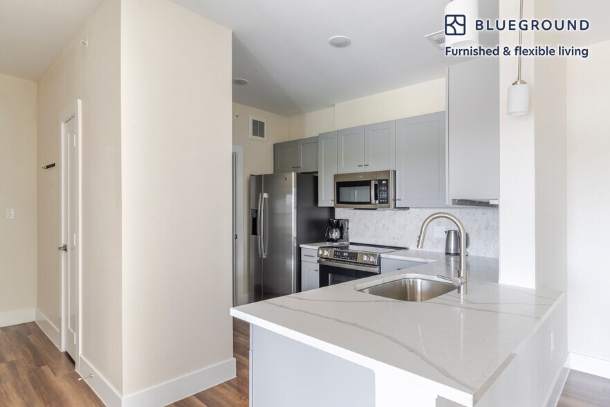 Building Photo - 1501 W Howard Ln