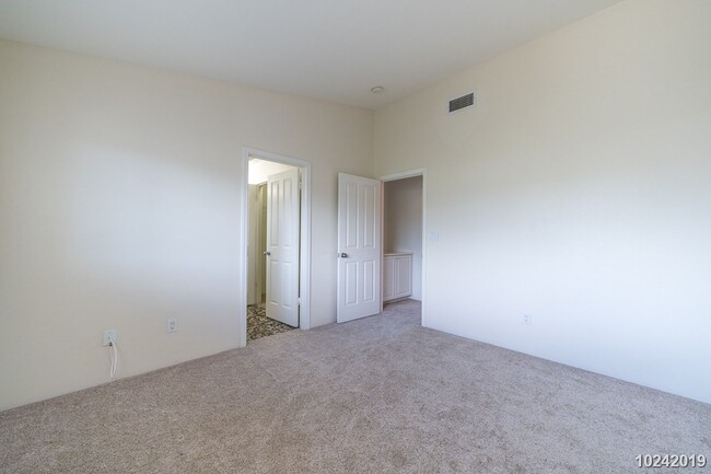 Building Photo - CENTRAL AC 2 bedrooms, 2.5 bath with the 3...