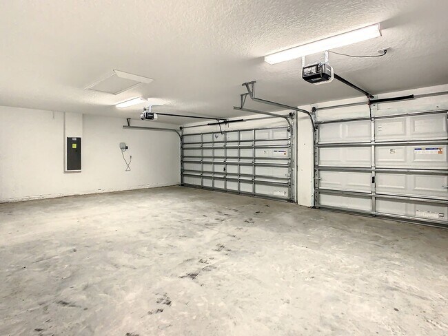 Building Photo - Beautiful 4 bedroom 2.5 bathroom Single Family House! Like new!