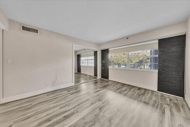 Building Photo - 3520 Oaks Way