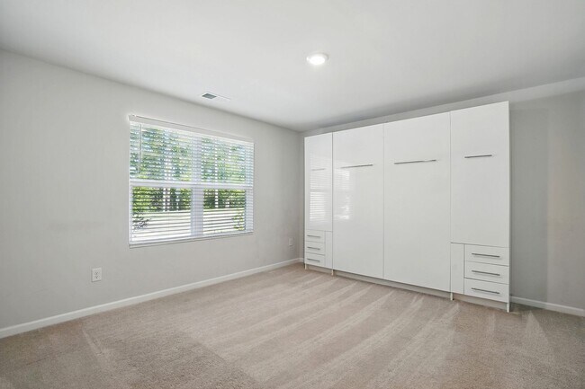 Building Photo - GREAT END UNIT IN CARY! Come see it today!
