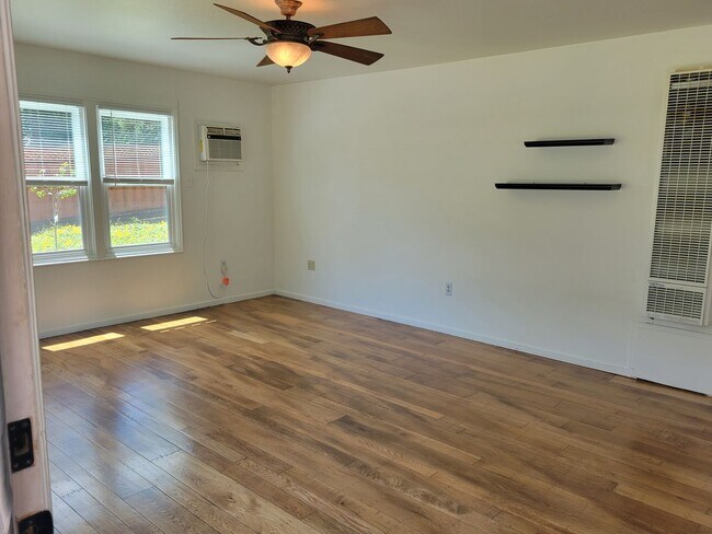 Building Photo - Super Cute Cottage on Large Lot in Quiet Area