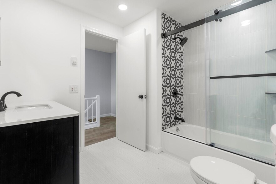 Full bath - 187 Homestead St