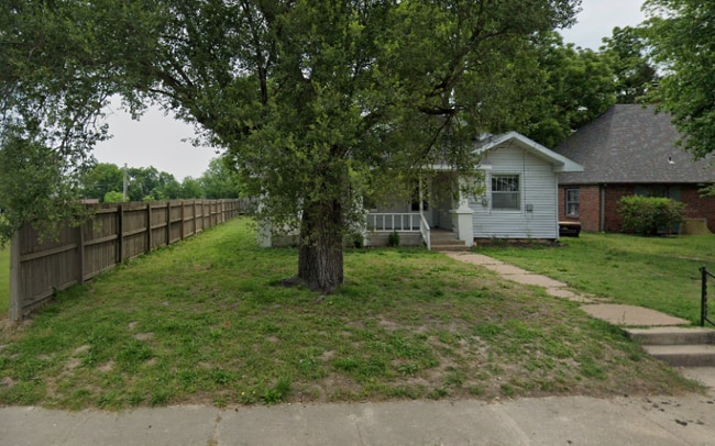 Building Photo - 202 S Lillian Ave