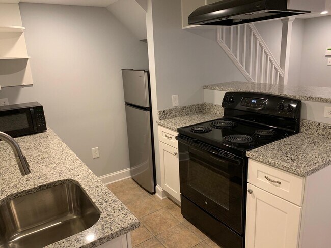 Building Photo - 811 F St NE