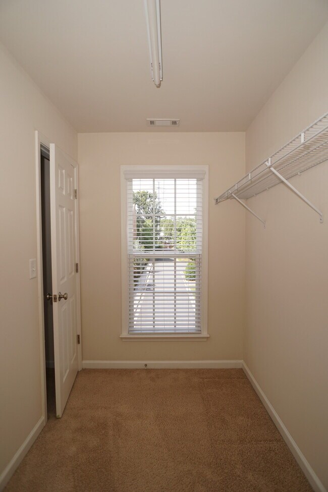 Building Photo - Wonderful 3 Bed  3.5 Bath Townhome in Vinings!