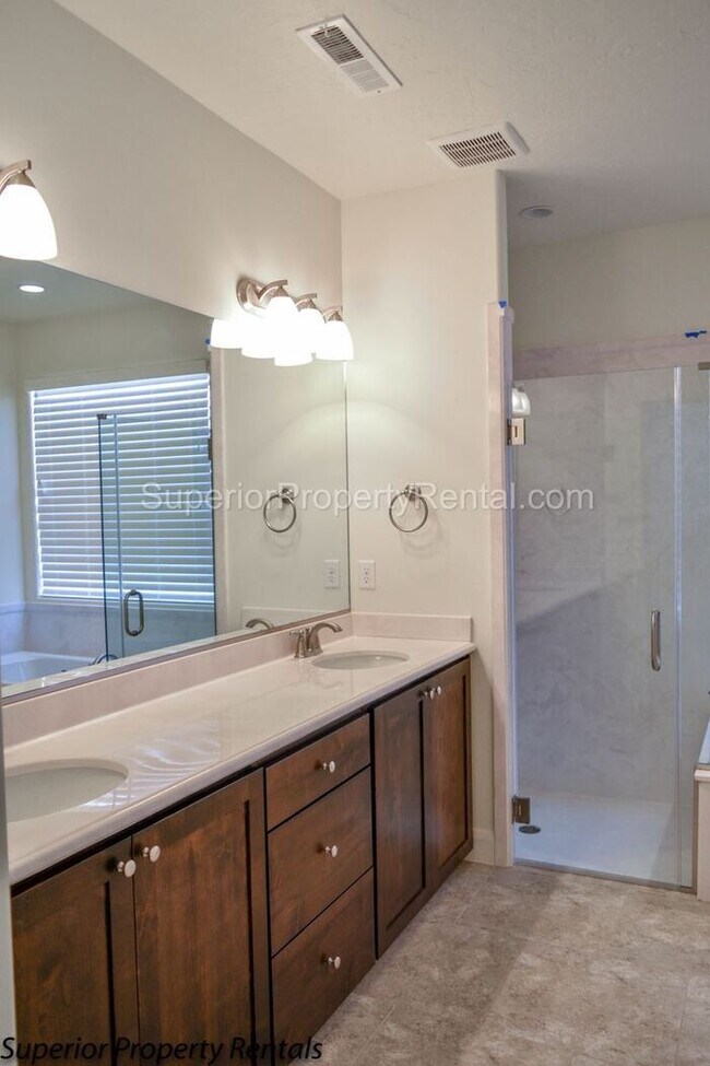 Building Photo - 4 bed, 2.5 bath home, 2 car garage with a large yard/ Pet friendly