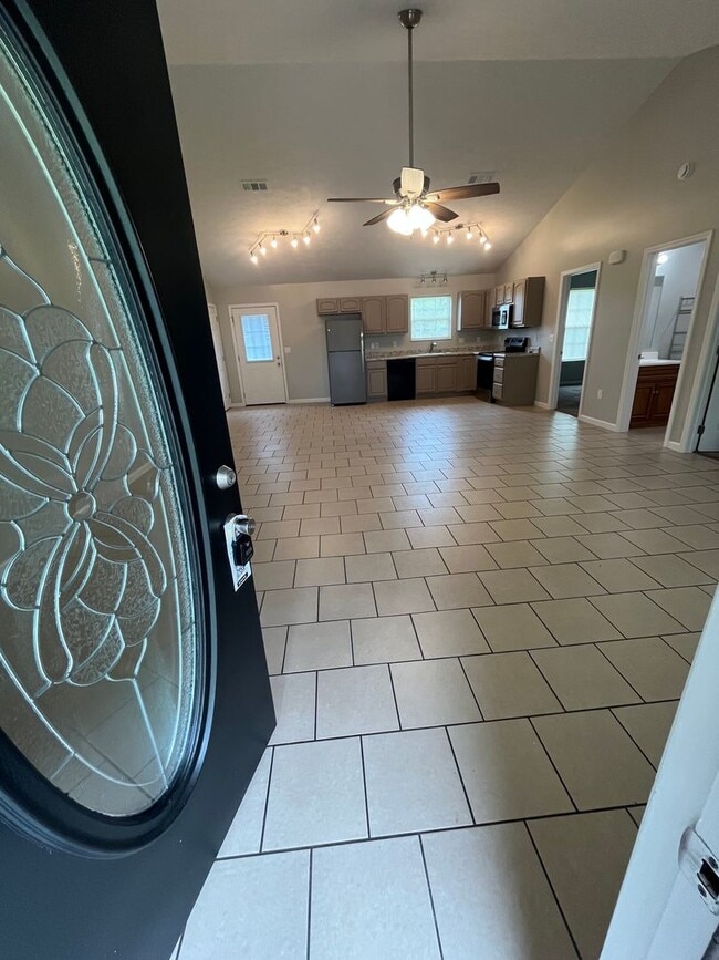 Building Photo - Location & Convenience!!!