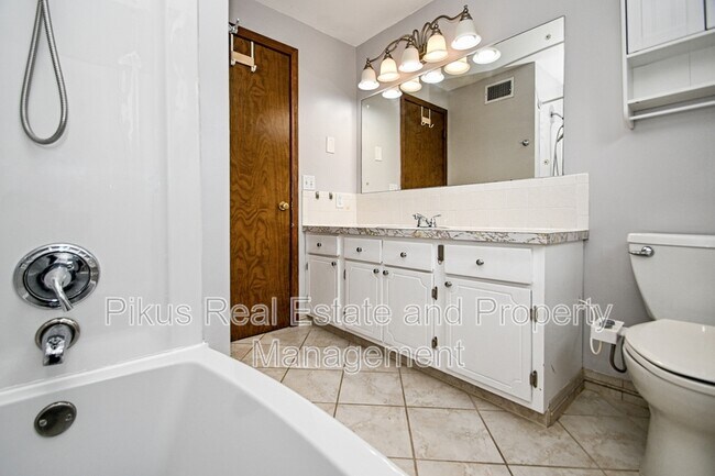 Building Photo - 1280 Linwood Ave SW