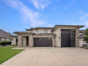 Building Photo - 8343 W Sparks Lake Dr