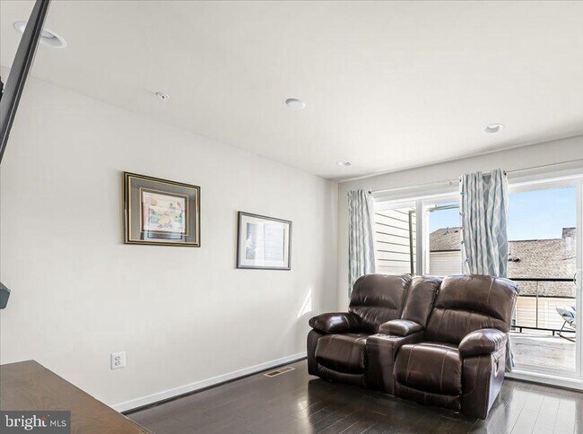 Building Photo - 12611 Macaulay St