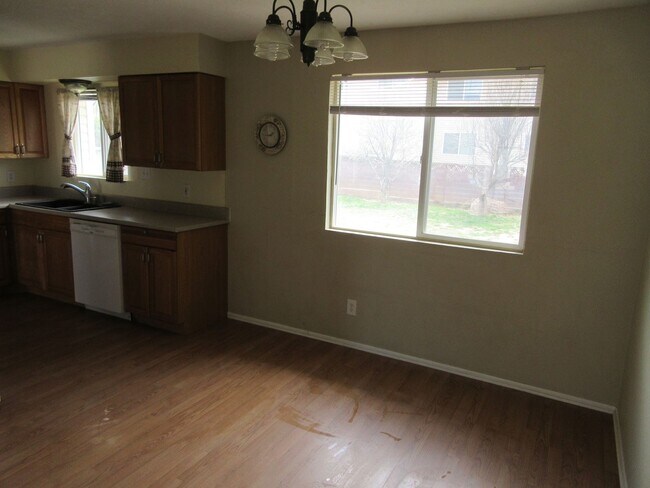 Building Photo - 4 bedroom 3 bathroom w/basement