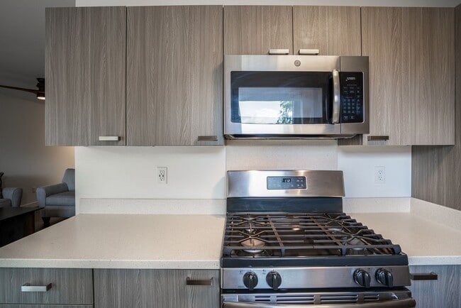 Building Photo - Furnished Townhome with Garage, 3 bedroom/2.5 Bathroom at Kamalani Flats