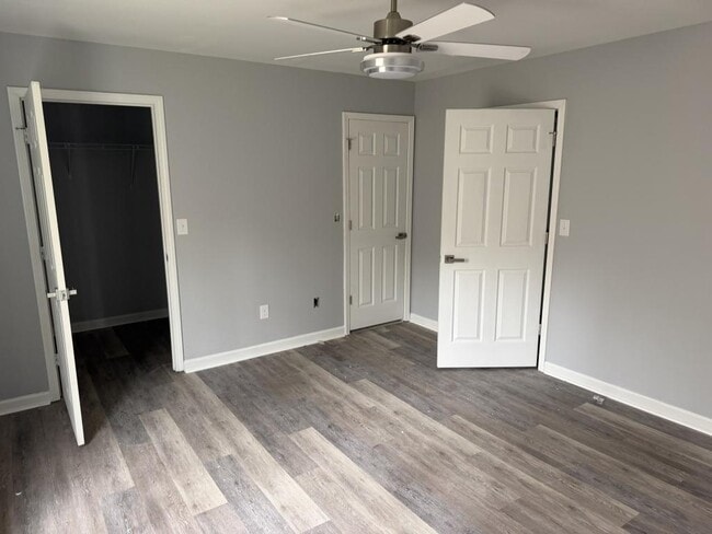 Building Photo - 1700 Lone Oak Rd