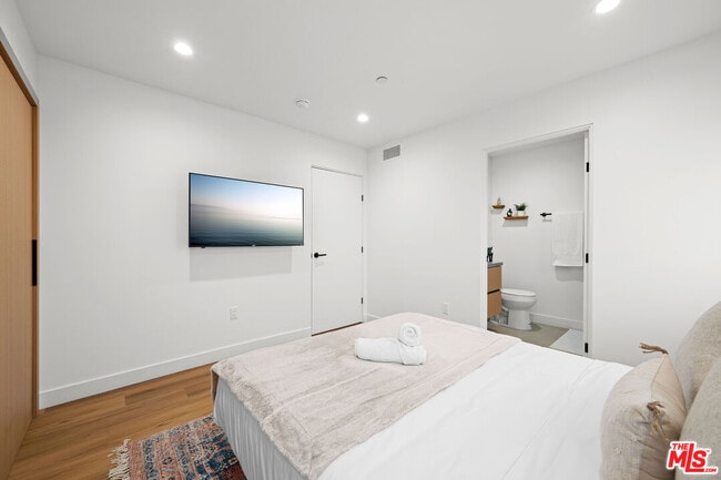 Building Photo - 839 N McCadden Pl