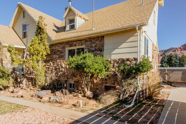 Building Photo - 170 E 100 N